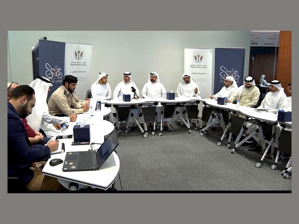 Khalid bin Humaid Al Qasimi assiste à la réunion du comité d’organisation du 11e Tour international de Charjah