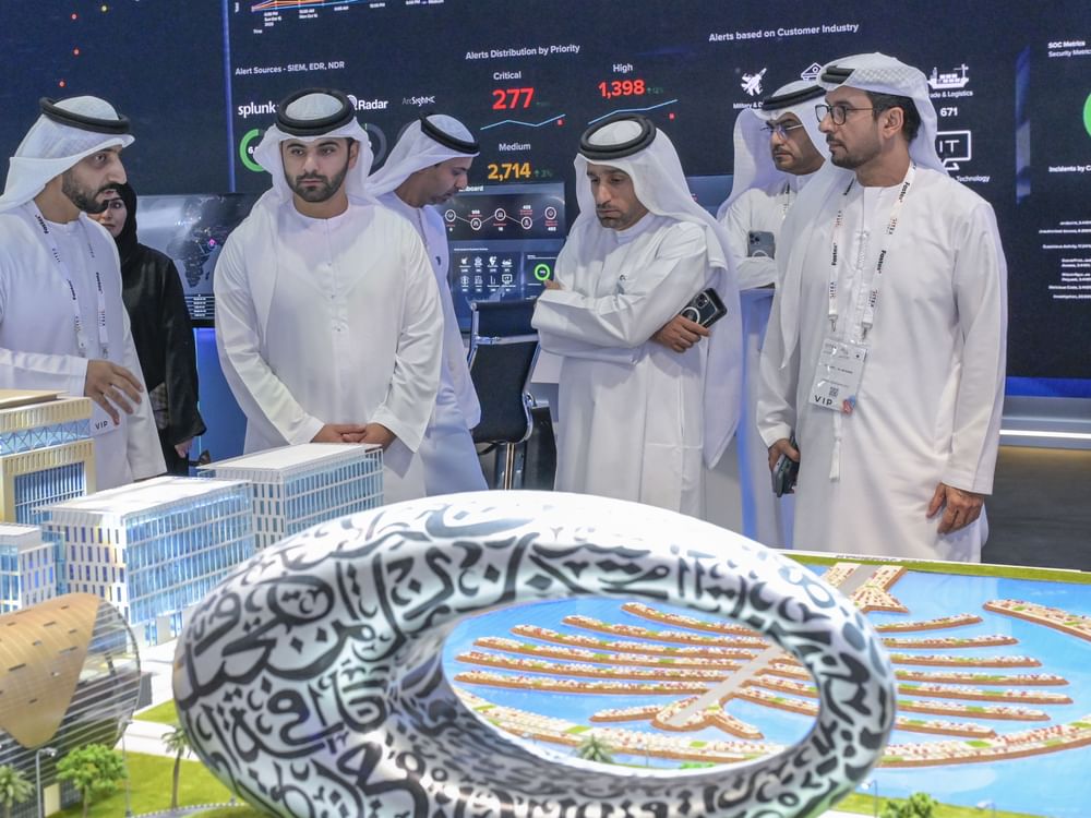 Mansoor Bin Mohammed Tours GITEX GLOBAL 2023 | Emirates News Agency