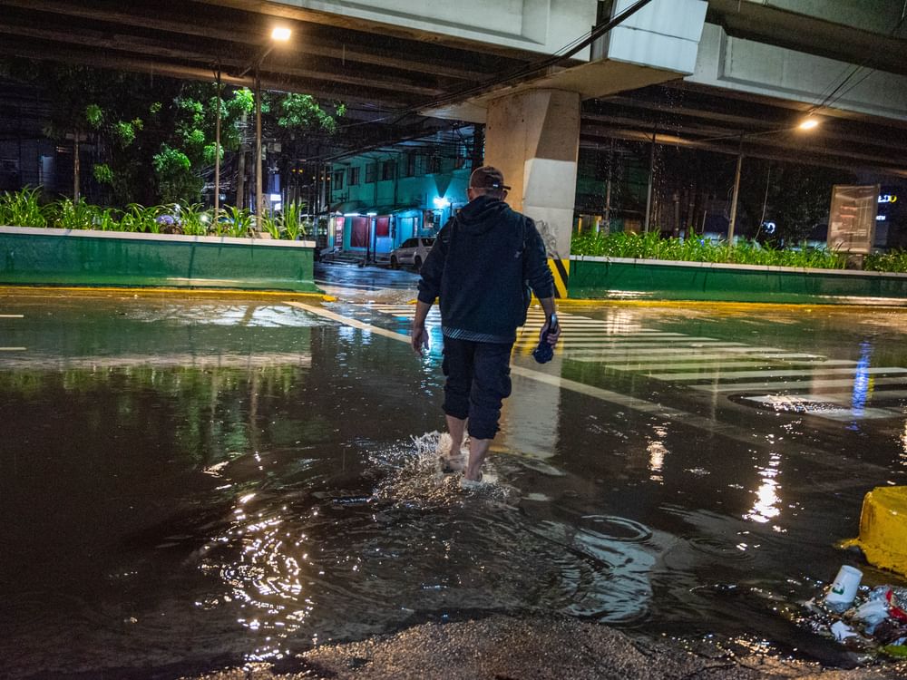 菲律宾强降雨致5死7失踪 首都地区停工停课