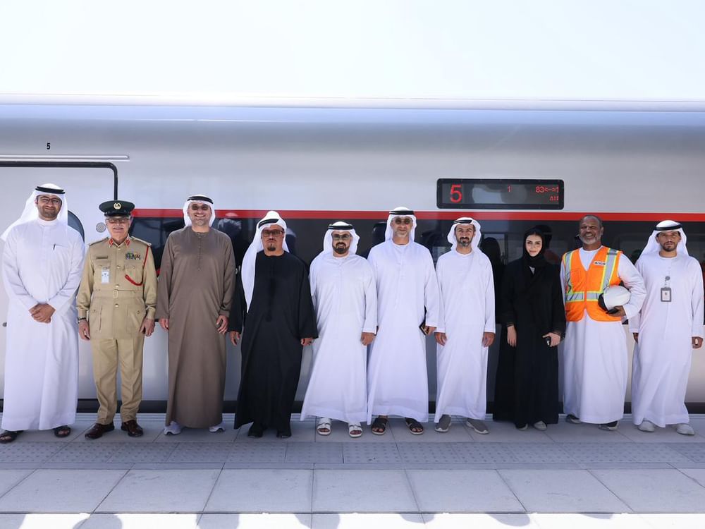 ضاحي خلفان يستقل رحلة تجريبية على متن  قطار الركاب من دبي إلى الفجيرة 