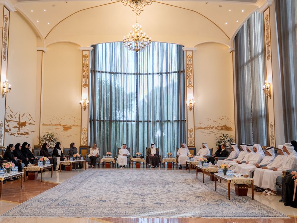 سعود بن صقر يستقبل خريجي ومبتعثي برنامج المنح الدراسية ويؤكد أهمية التعليم في بناء الإنسان ومستقبل الوطن