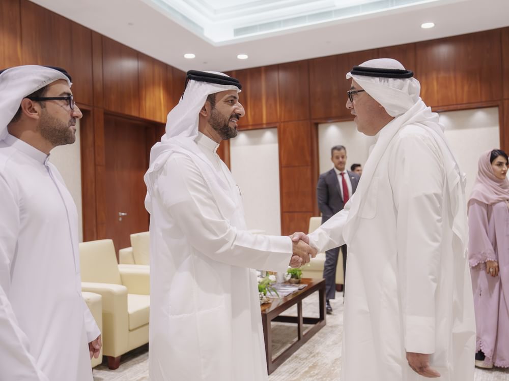 سلطان بن أحمد القاسمي يلتقي عدداً من الدبلوماسيين المشاركين بمنتدى الاتصال الحكومي