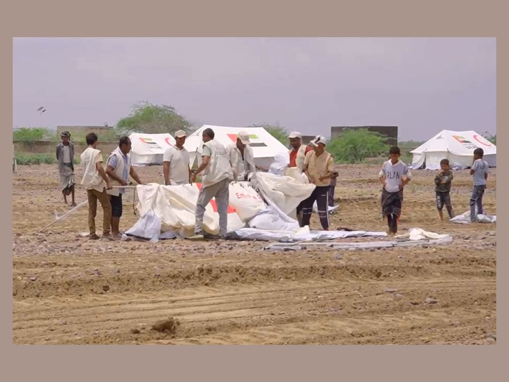 Emirados Árabes Unidos fornecem ajuda humanitária a famílias afetadas por enchentes na costa oeste do Iêmen