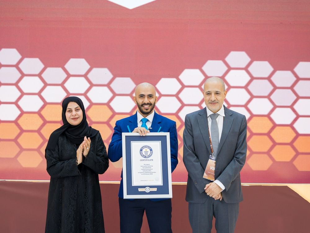  الفجيرة تدخل موسوعة غينيس بأكبر ورشة علمية حول حبوب لقاح العسل في العالم