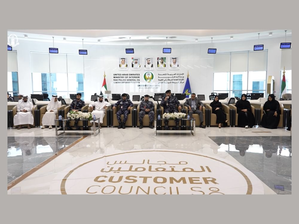 شرطة رأس الخيمة تبحث توظيف الذكاء الاصطناعي لتطوير فتح البلاغات