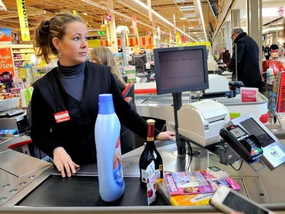 French household confidence sees slight decline amid cautious optimism on spending