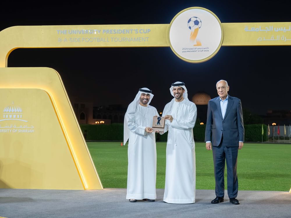 سلطان بن أحمد القاسمي يتوّج الفائز بكأس رئيس جامعة الشارقة لثمانيات كرة القدم