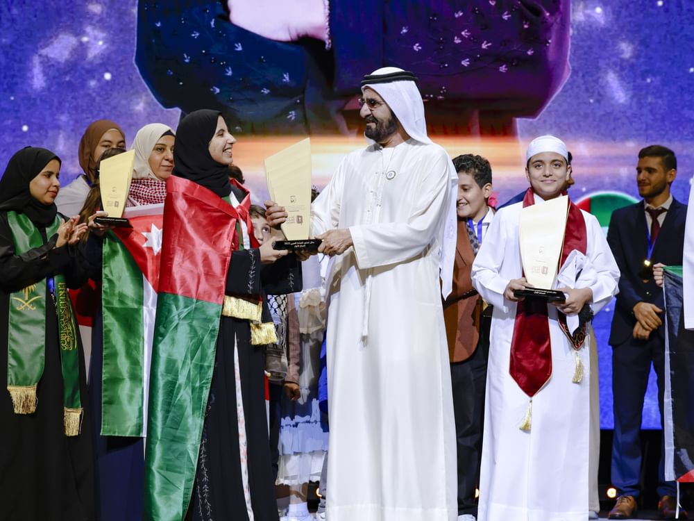 محمد بن راشد يكرم عبد الله البري من قطر وآمنة المنصوري من الإمارات لإحرازهما مناصفة لقب بطل تحدي القراءة العربي 2023 