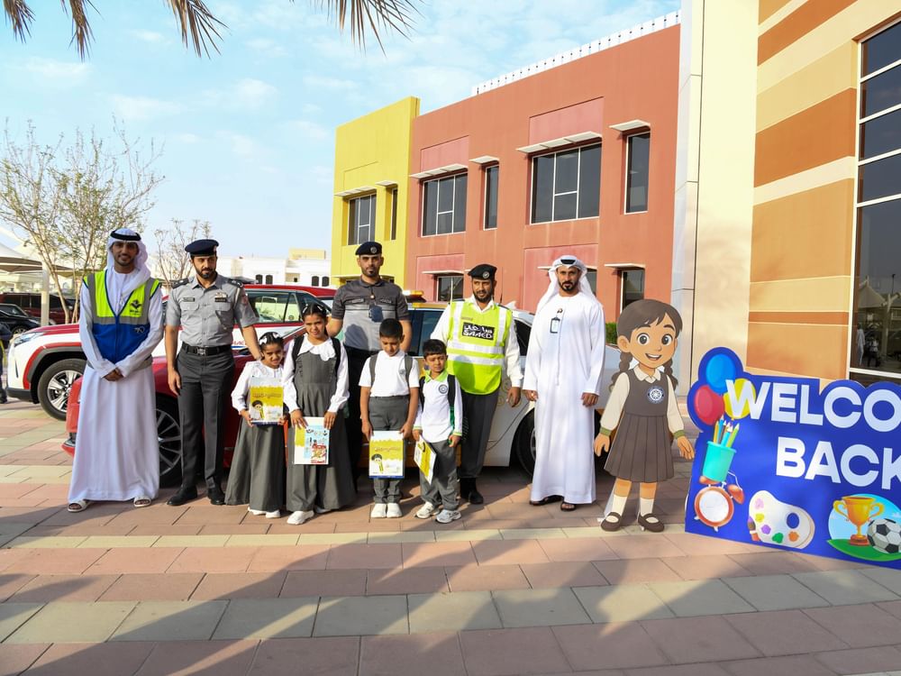 شرطة أبوظبي تستقبل طلبة المدارس بالورود في أول يوم دراسي