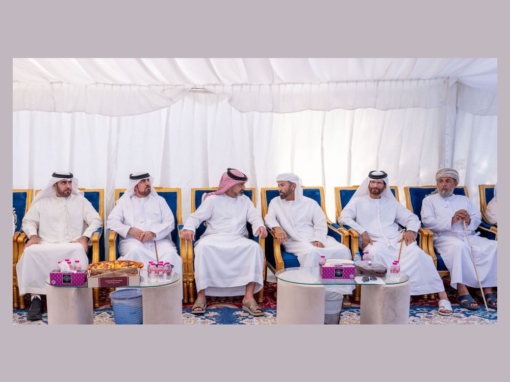 عمار بن حميد يقدم واجب العزاء في وفاة سيف سلطان الخاطري