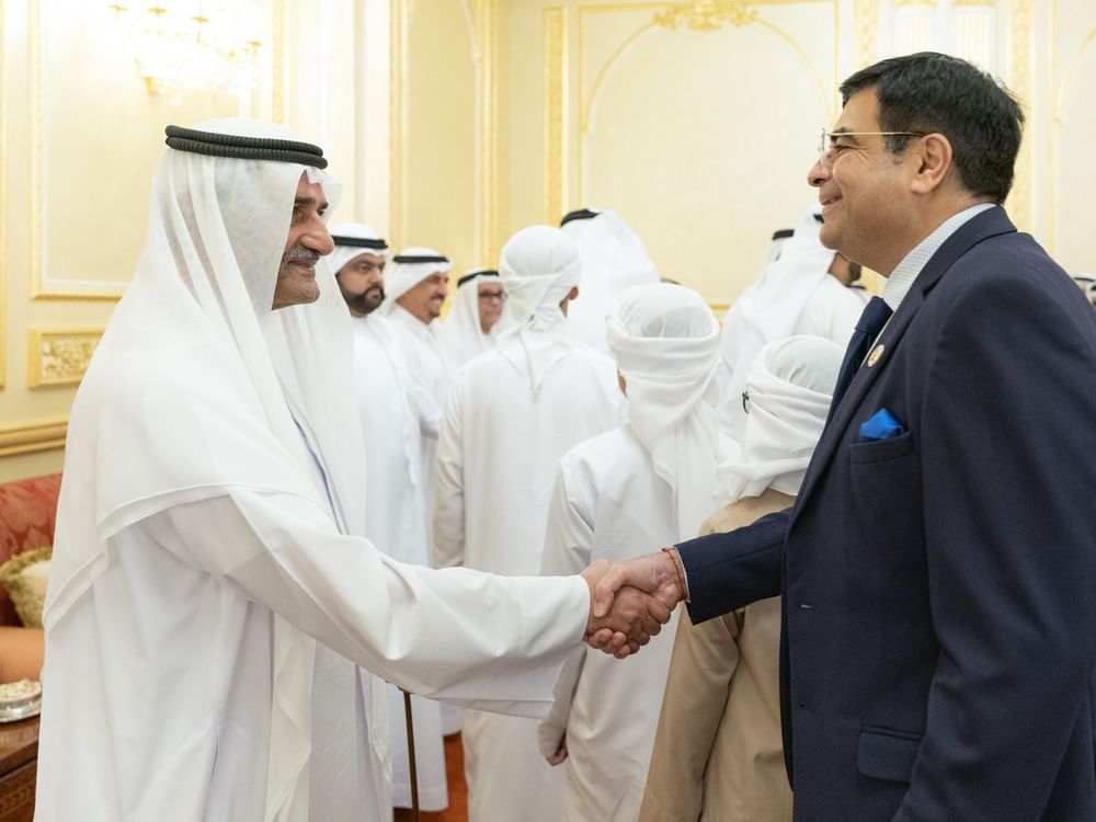 حمد الشرقي يستقبل عبدالله آل ثاني ووزير الموارد البشرية والتوطين بحضور ولي عهد الفجيرة