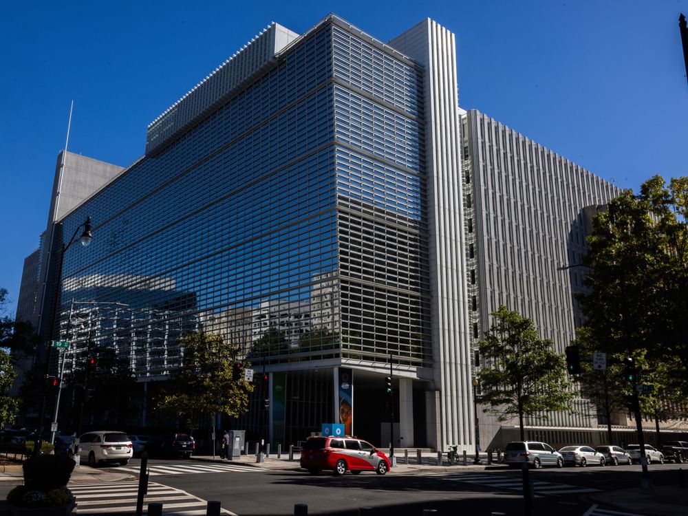 世界银行下调全球经济增长预期至2.3% 贸易紧张局势拖累复苏