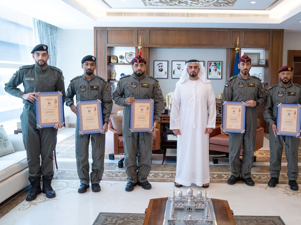 Saif bin Zayed homenageia integrantes da Aviação do Ministério do Interior por salvamento de nove pessoas no mar