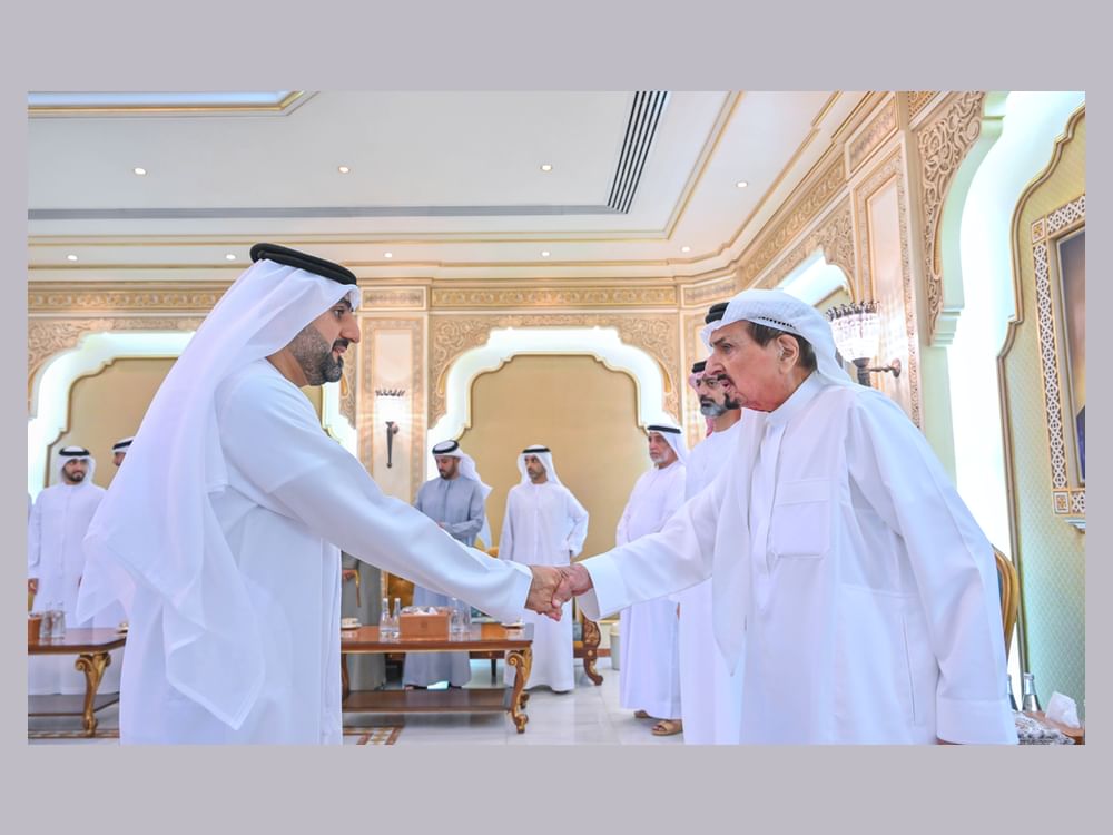 حاكم عجمان وولي عهده يتقبلان تهاني كبار المسؤولين وجموع المهنئين بالشهر الفضيل