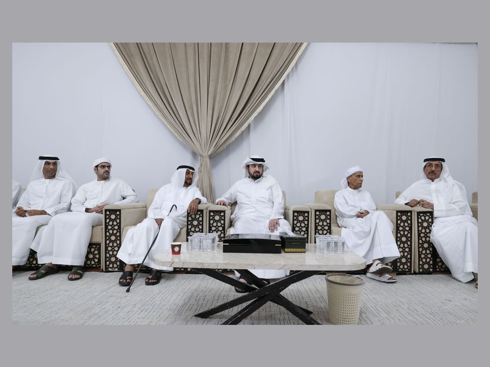 أحمد بن محمد يقدّم واجب العزاء في وفاة عوشه بنت مكتوم