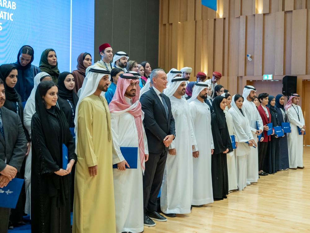 برعاية عبدالله بن زايد وحضور ذياب بن محمد بن زايد .. مركز الشباب العربي يختتم النسخة الرابعة من برنامج القيادات الدبلوماسية العربية الشابة في أبوظبي