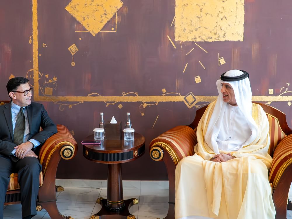 سعود بن صقر يستقبل سفير كندا