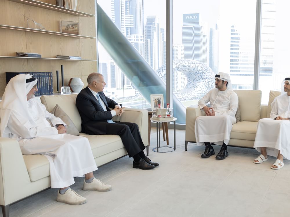 مكتوم بن محمد يلتقي الرئيس التنفيذي لمجموعة "إتش إس بي سي"