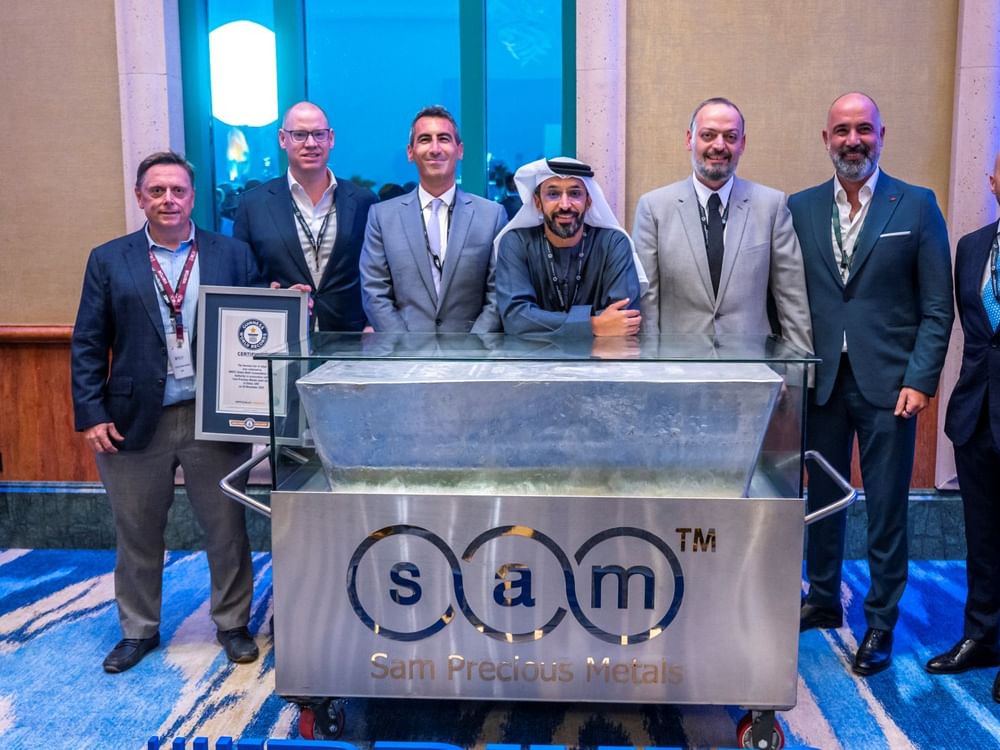 مركز دبي للسلع المتعددة يكشف أكبر سبيكة فضة بالعالم بوزن 1.9 طن