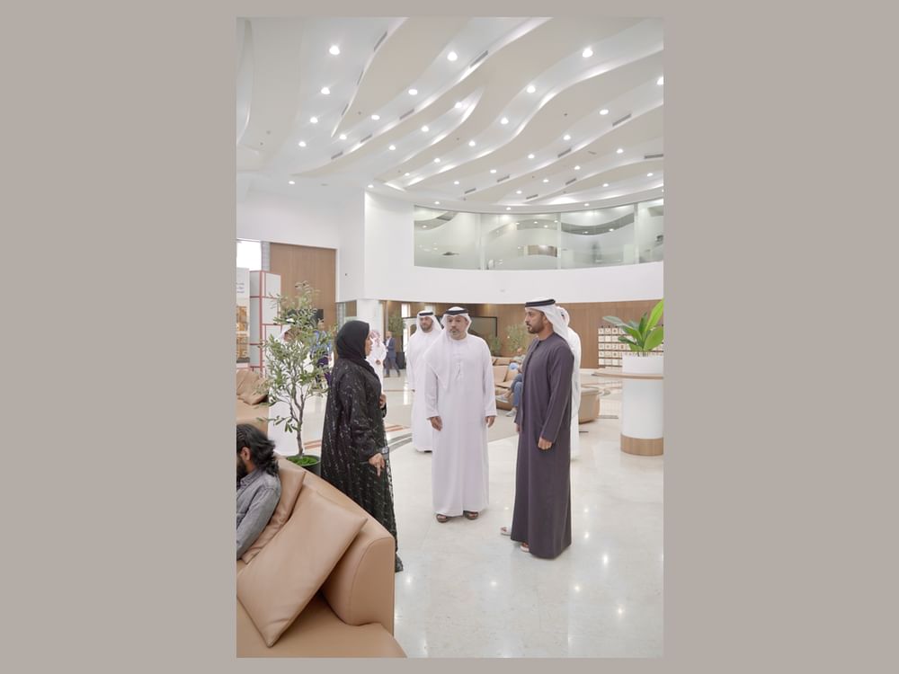 عبدالعزيز بن حميد يتفقد سير العمل بمركز إسعاد المتعاملين في دائرة الأراضي والتنظيم العقاري بعجمان 