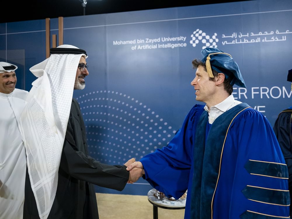 خالد بن محمد بن زايد يشهد مراسم منح الدكتوراة الفخرية الأولى بجامعة محمد بن زايد للذكاء الاصطناعي للرئيس التنفيذي لـ "أوبن ايه آي"
