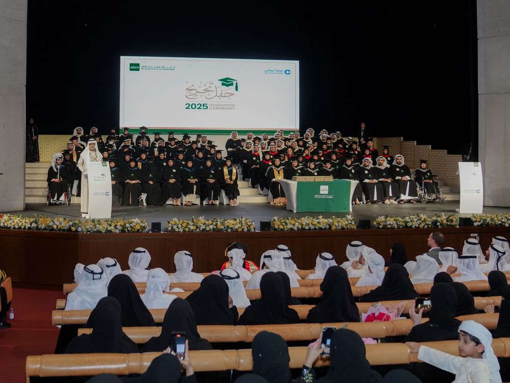 نهيان بن مبارك يشهد حفل تخريج 117 من طلبة كلية أبوظبي للإدارة