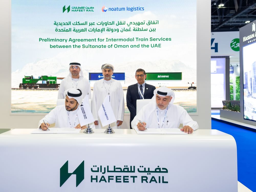 "نواتوم اللوجستية" و"حفيت للقطارات" تطلقان أول ممر شحن بالسكك الحديدية بين أبوظبي وصُحار
