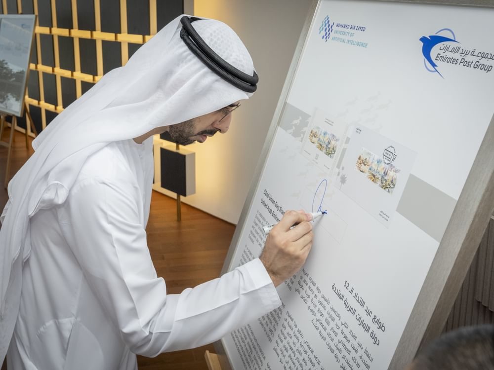 "بريد الإمارات" تطلق الإصدار الأول من طوابع عيد الاتحاد الـ 52 المصممة بالذكاء الاصطناعي التوليدي