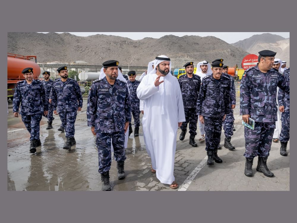 محمد الشرقي يزور منطقة الفجيرة للصناعات البترولية ويشيد بعمل الفرق الميدانية