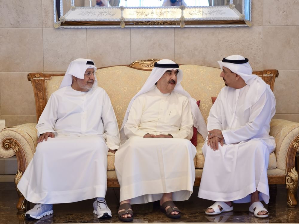 حاكم أم القيوين يقدم واجب العزاء في وفاة حسين خانصاحب