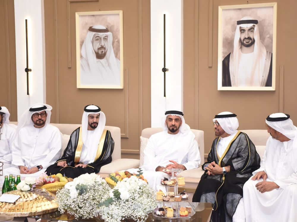 سيف بن زايد يحضر أفراح الهاجري والحميري في العين