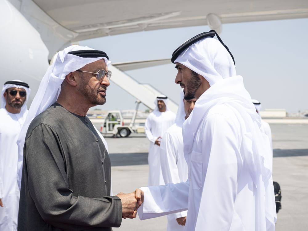 رئيس الدولة يصل الدوحة في زيارة أخوية .. وأمير قطر في مقدمة مستقبليه