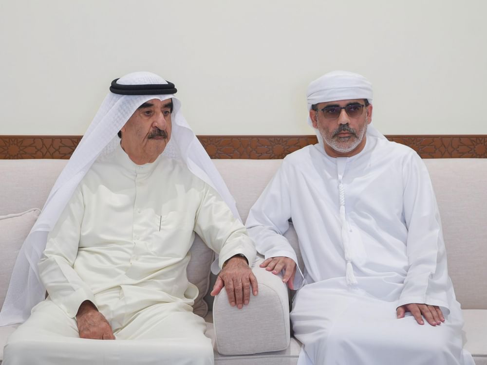 حاكم أم القيوين يقدم واجب العزاء بوفاة نوال سيف التلاي 