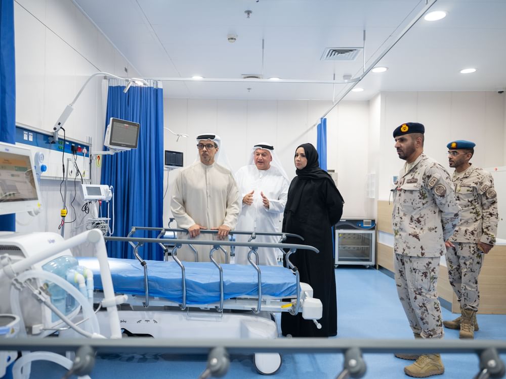 منصور بن زايد يتفقد المستشفى العائم ويطلع على جاهزيته للاستجابة الطبية الطارئة وتعزيز الجهود الإنسانية