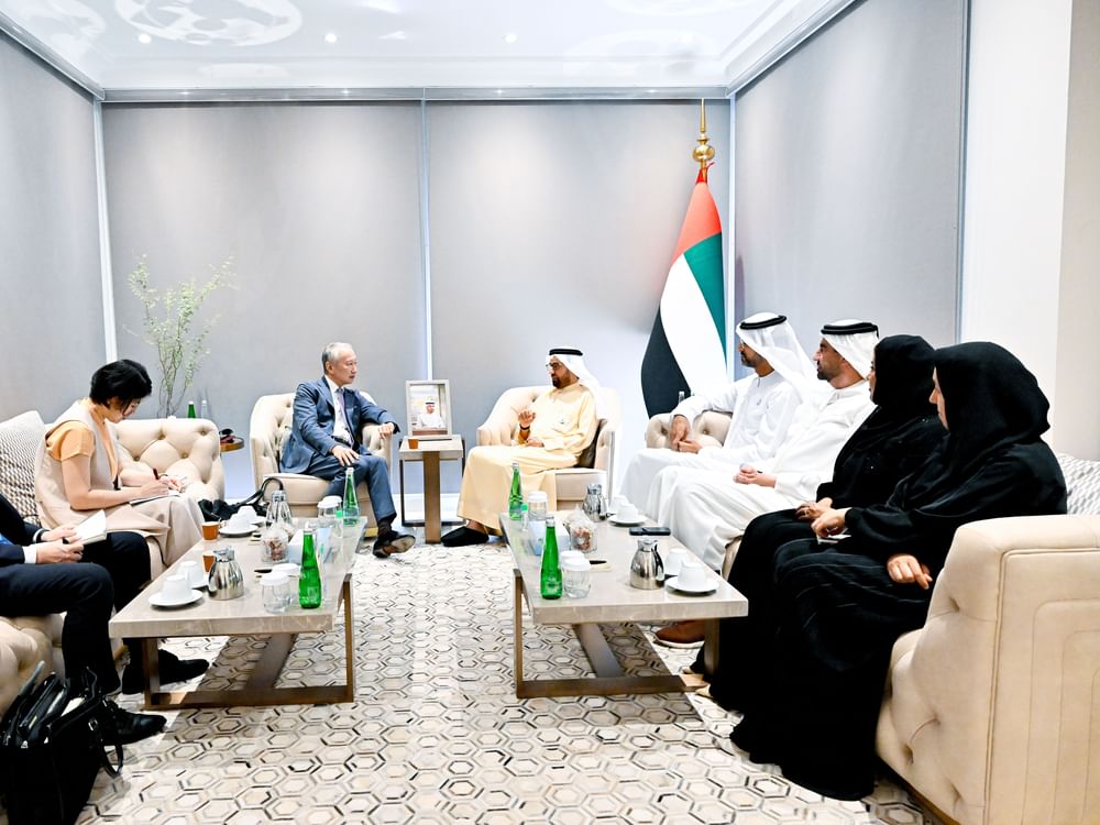 علي النعيمي ومسؤول ياباني يبحثان استدامة مساعدات غزة