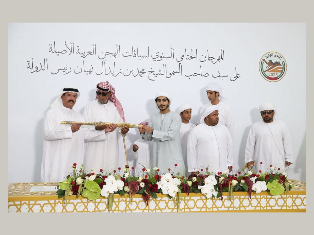 سلطان بن حمدان يتوج الفائزين  بمنافسات هجن أبناء القبائل في “ختامي الوثبة 2025”