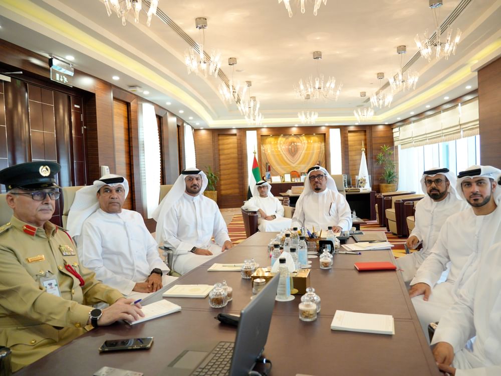 ضاحي خلفان يشيد بتوظيف الدفاع المدني للذكاء الاصطناعي