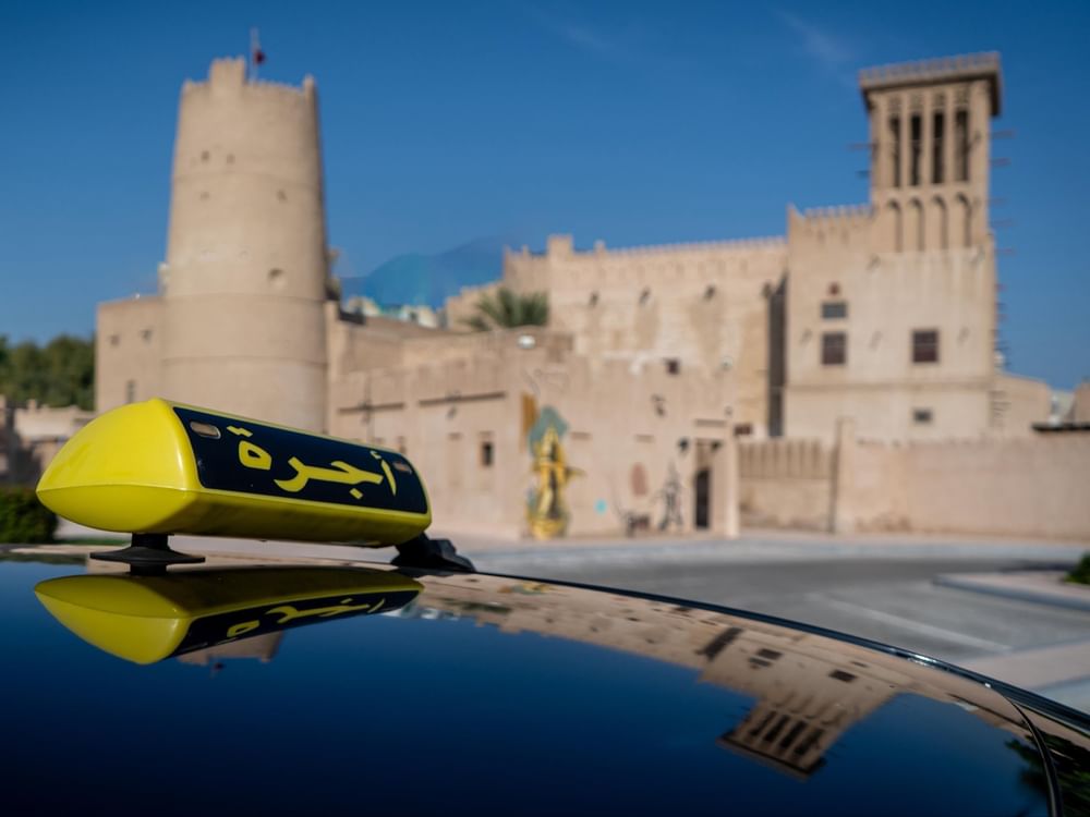 "نقل عجمان" تطبق محدد السرعة الذكي بمركبات الأجرة والليموزين