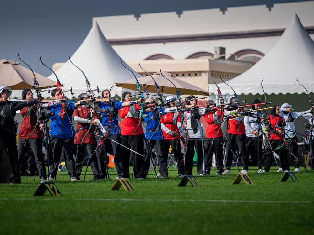  الشارقة وأبوظبي إلى نهائي الفرق في القوس المحدب