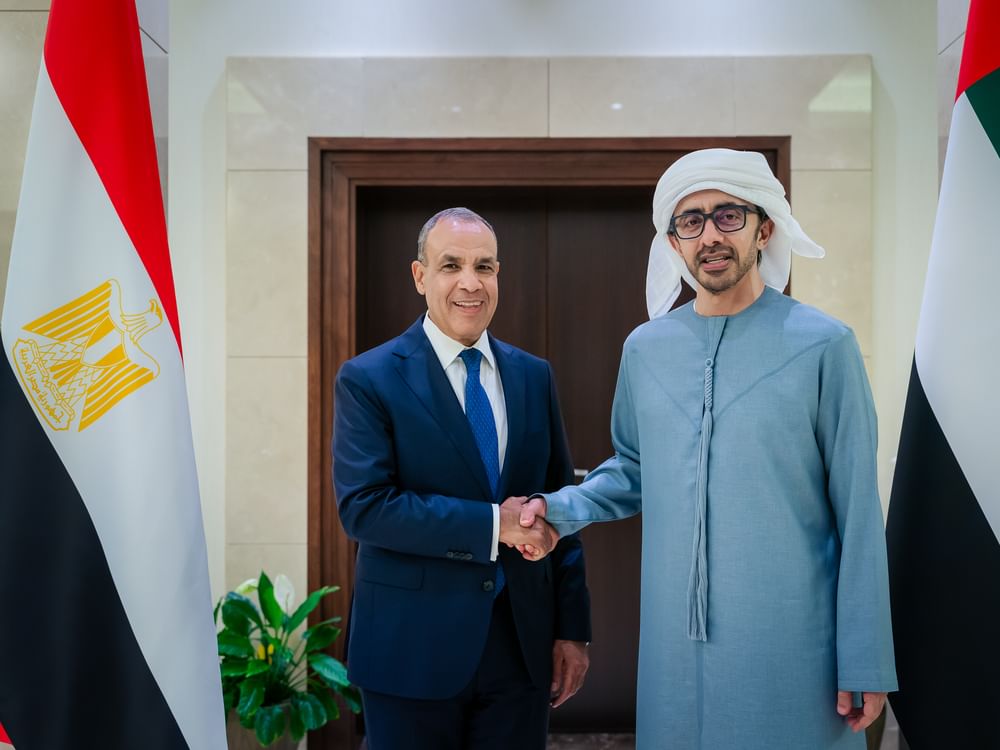 Abdullah bin Zayed recibe al ministro de Exteriores de Egipto y analiza los lazos fraternales y la situación regional