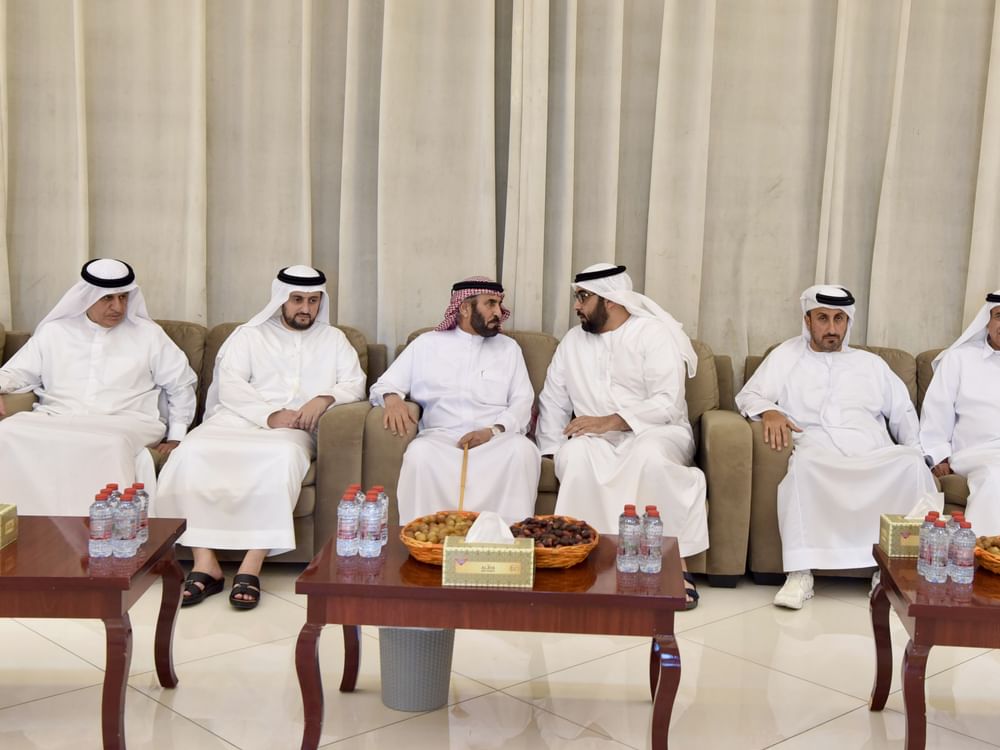 ولي عهد أم القيوين يقدم واجب العزاء في وفاة الشيخ إبراهيم بن أحمد بن حمد المعلا