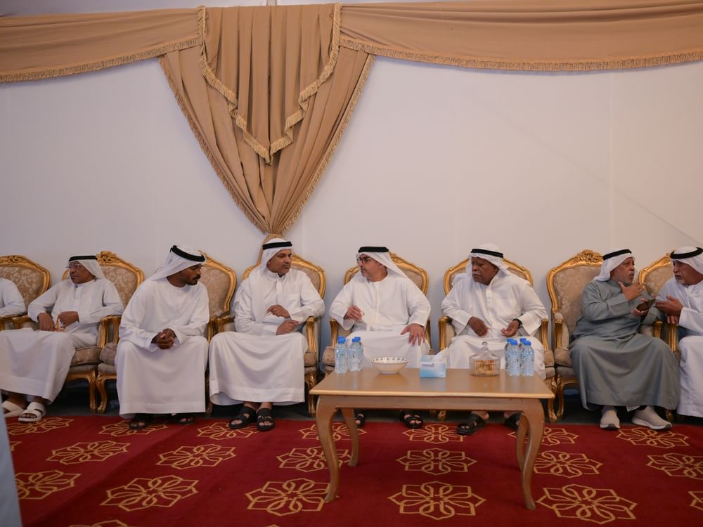 حامد بن زايد يقدم واجب العزاء لأسرة الشهيد عيسى غلوم البلوشي