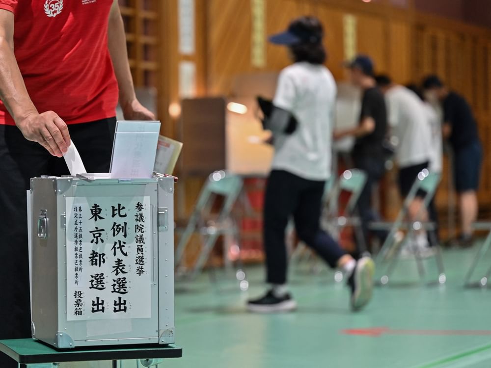 اليابانيون يدلون بأصواتهم في انتخابات مجلس الشيوخ