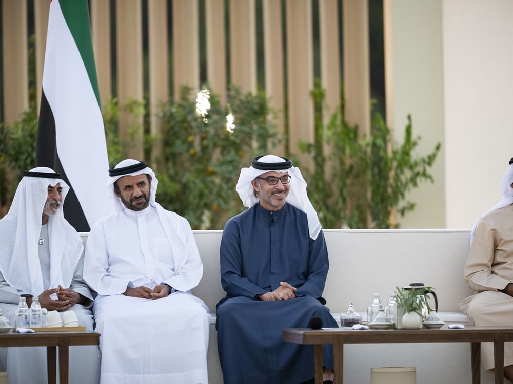 هزاع بن زايد يستقبل كبار المسؤولين والموظفين المهنئين بشهر رمضان المبارك