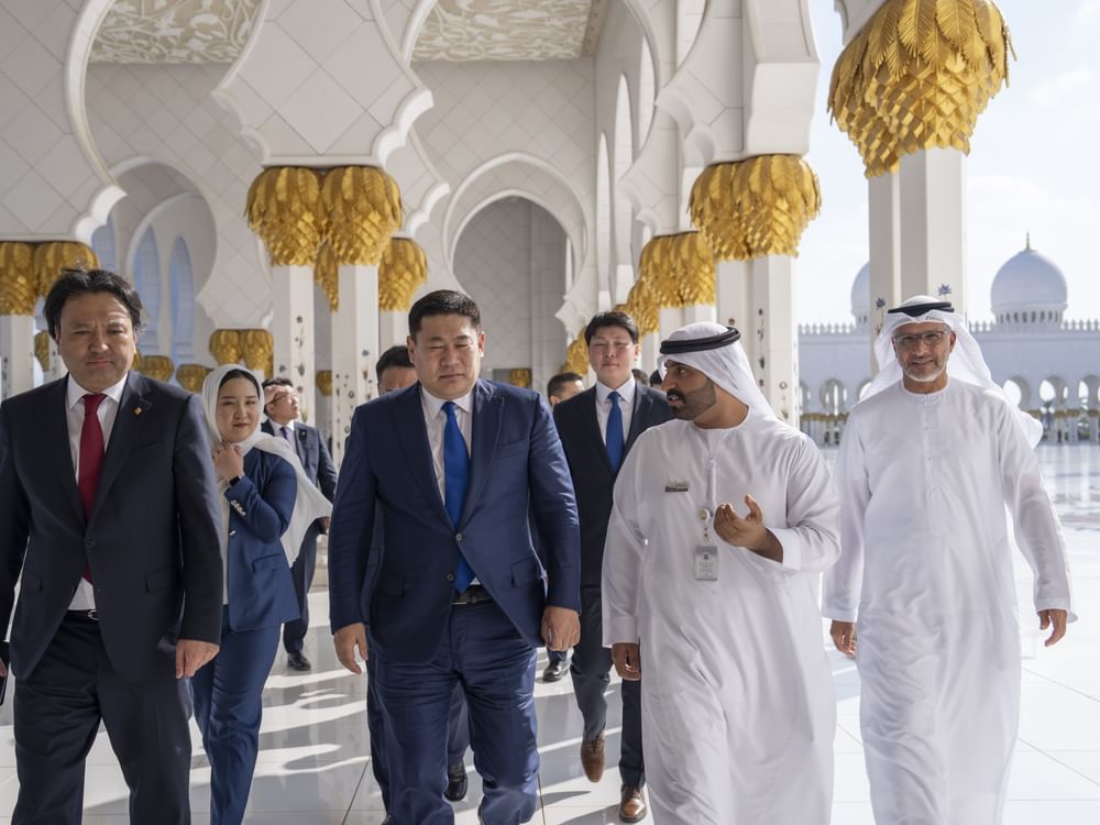 Primeiro-ministro da Mongólia visita a Grande Mesquita Sheikh Zayed