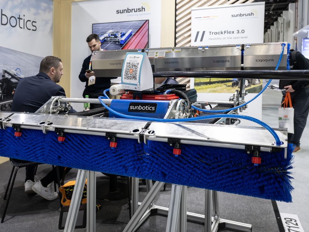 شركة ألمانية تستعرض روبوتًا مبتكرًا لتنظيف الألواح الشمسية خلال أسبوع أبوظبي للاستدامة