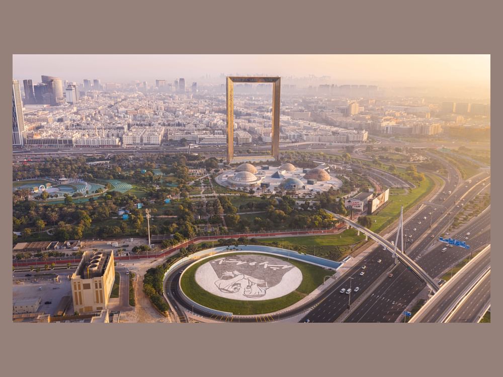 ضمن حملة الشهر الوطني .. صورة زايد وراشد تزيّن الدوار المقابل لمبنى "البرواز" الأيقوني بدبي