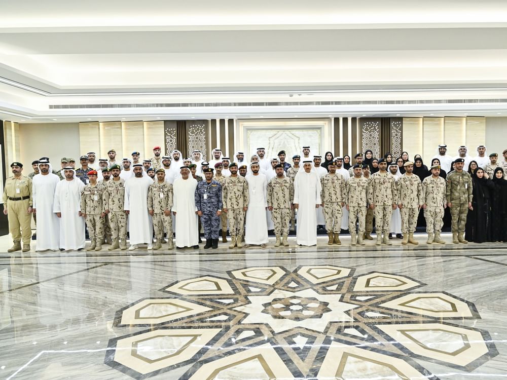 صقر غباش يستقبل وفدا من منتسبي كلية الدفاع الوطني 