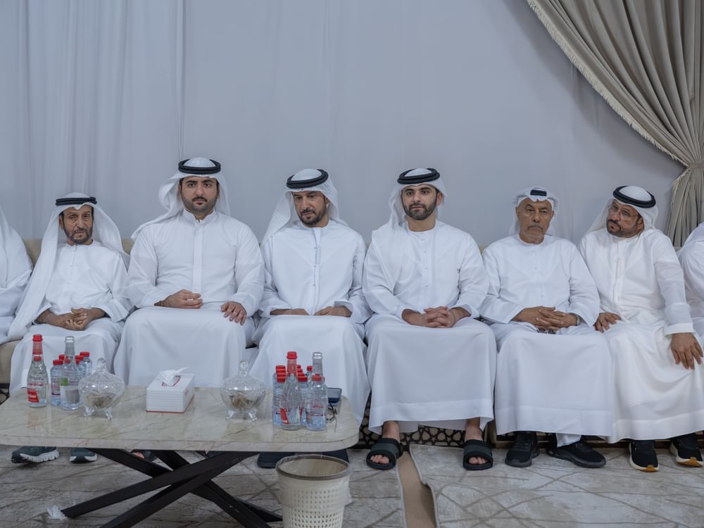 منصور بن محمد يقدم واجب العزاء في وفاة حاضر جمعة المهيري