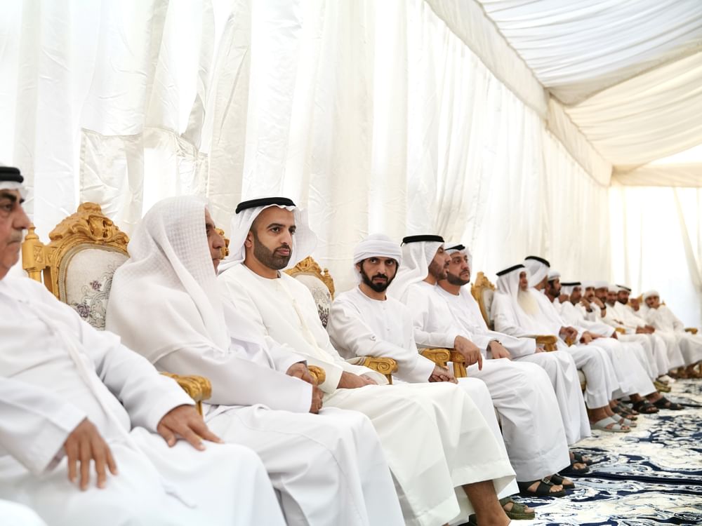 ولي عهد رأس الخيمة يعزي في وفاة أرملة صالح الشحي